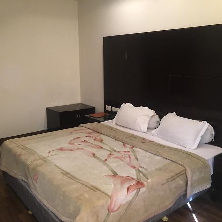 Hotel Vipul Grand Γκουργκάον Εξωτερικό φωτογραφία