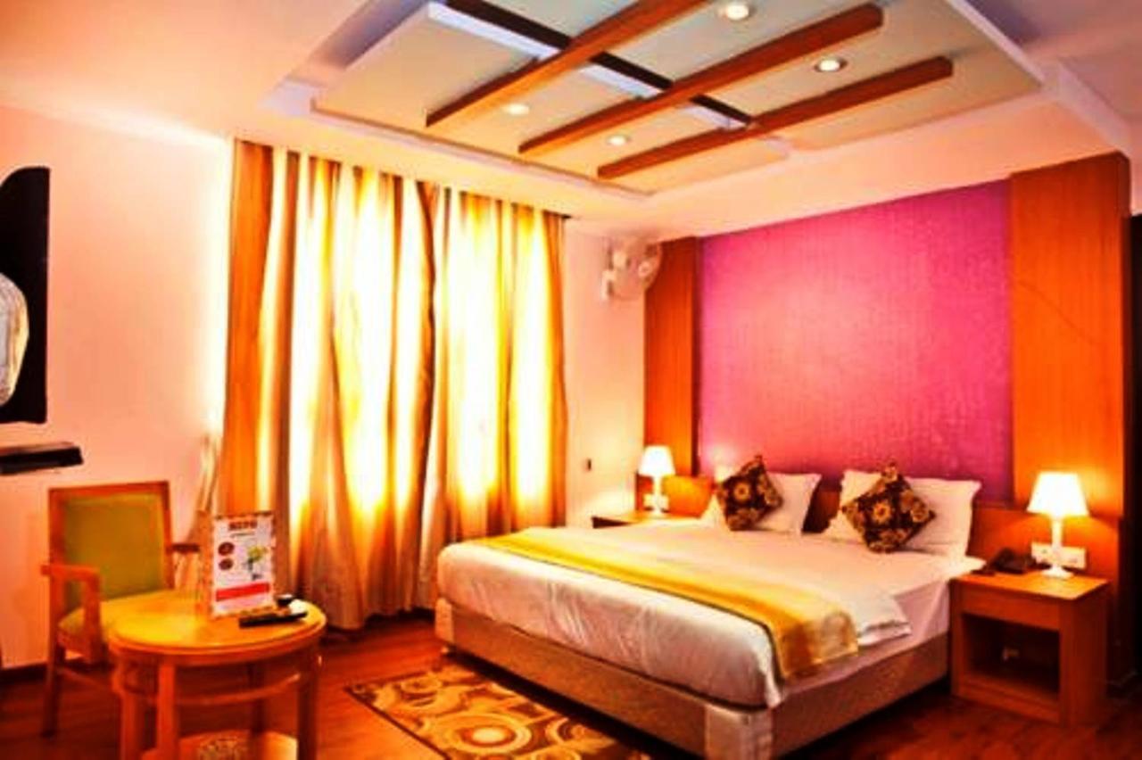 Hotel Vipul Grand Γκουργκάον Εξωτερικό φωτογραφία