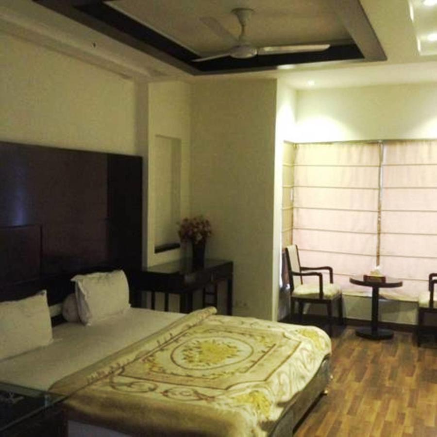 Hotel Vipul Grand Γκουργκάον Εξωτερικό φωτογραφία
