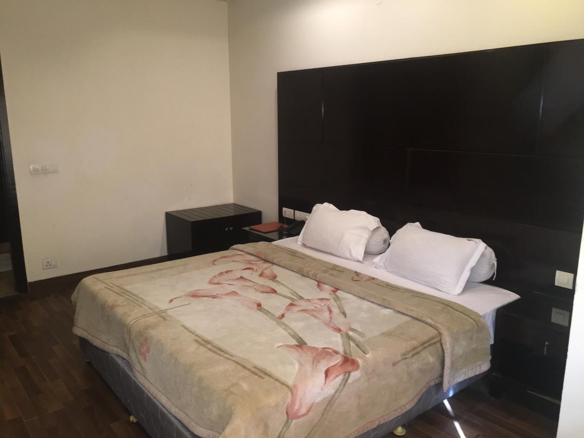Hotel Vipul Grand Γκουργκάον Εξωτερικό φωτογραφία